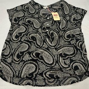 entro Black and White Paisley Short Sleeve Blouse